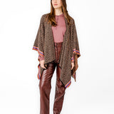Poncho con estampado geométrico en tonos rosas
