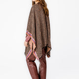 Poncho con estampado geométrico en tonos rosas