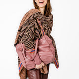 Poncho con estampado geométrico en tonos rosas