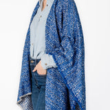 Poncho mit blauem Streifenmuster