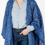 Poncho mit blauem Streifenmuster