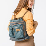 Blaues Rucksack-Tasche aus recycelten Materialien.