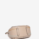 Kleine Ledertasche in Beige.