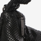 Schwarze Handtasche aus Metallnetz.