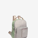 Rucksack aus recycelten Materialien in Grau.