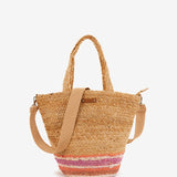 Raffia-Tasche mit lila Muster.