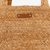 Raffia-Tasche mit lila Muster.