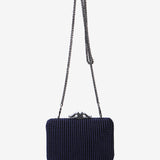 Partytasche aus blauen Samt.