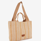 Raffia-Tasche mit beigem Muster.