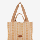 Raffia-Tasche mit beigem Muster.