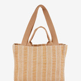 Raffia-Tasche mit beigem Muster.