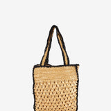 Geflochtene Schultertasche in Beige.