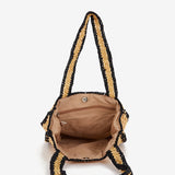 Geflochtene Schultertasche in Beige.