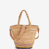 Raffia-Tasche mit gelbem Muster.