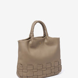 Shopper-Tasche aus geflochtenen recycelten Materialien in Taupe.