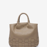 Shopper-Tasche aus geflochtenen recycelten Materialien in Taupe.