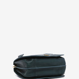 Handtasche aus recycelten Materialien in Blau.