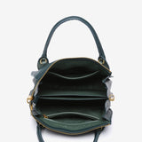 Handtasche aus recycelten Materialien in Blau.