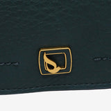 Handtasche aus recycelten Materialien in Blau.