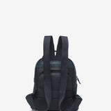 Rucksack aus recycelten Materialien in Blau.