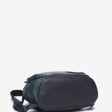 Rucksack aus recycelten Materialien in Blau.