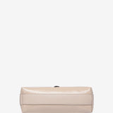 Beige Handtasche aus Lackleder.