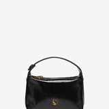 Kleine Schultertasche aus schwarzem Lackleder.