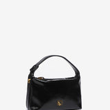 Kleine Schultertasche aus schwarzem Lackleder.