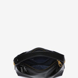 Kleine Schultertasche aus schwarzem Lackleder.