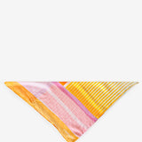 Bandana mit geometrischem orangefarbenem Muster.