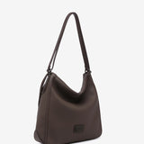 Braune Tasche-Rucksack aus recycelten Materialien.