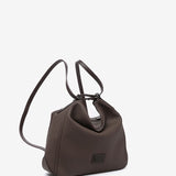 Braune Tasche-Rucksack aus recycelten Materialien.