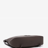 Braune Tasche-Rucksack aus recycelten Materialien.