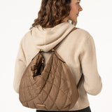 Gepolsterte Tasche-Rucksack aus recycelten Materialien in Camel.