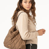 Gepolsterte Tasche-Rucksack aus recycelten Materialien in Camel.
