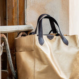 Shopper-Tasche aus goldenem Leder.