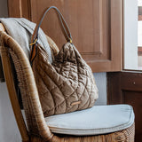 Gepolsterte Tasche-Rucksack aus recycelten Materialien in Camel.