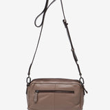 Tasche aus Leder und Wildleder in Taupe.