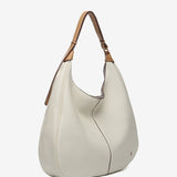 Beige Schultertasche aus recycelten Materialien.