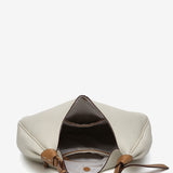 Beige Schultertasche aus recycelten Materialien.