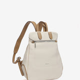 Beige Rucksack aus recycelten Materialien.