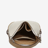 Beige Schultertasche aus recycelten Materialien.