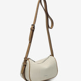 Beige Umhängetasche aus recycelten Materialien.