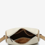 Beige Umhängetasche aus recycelten Materialien.