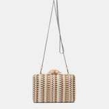 Partytasche mit braunem Muster.