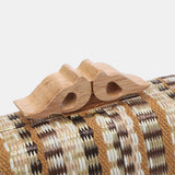 Partytasche mit braunem Muster.