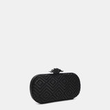 Partytasche mit geometrischem Muster in Schwarz.