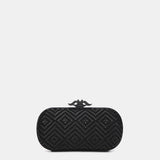 Partytasche mit geometrischem Muster in Schwarz.