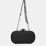 Partytasche mit geometrischem Muster in Schwarz.