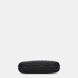 Partytasche mit geometrischem Muster in Schwarz.